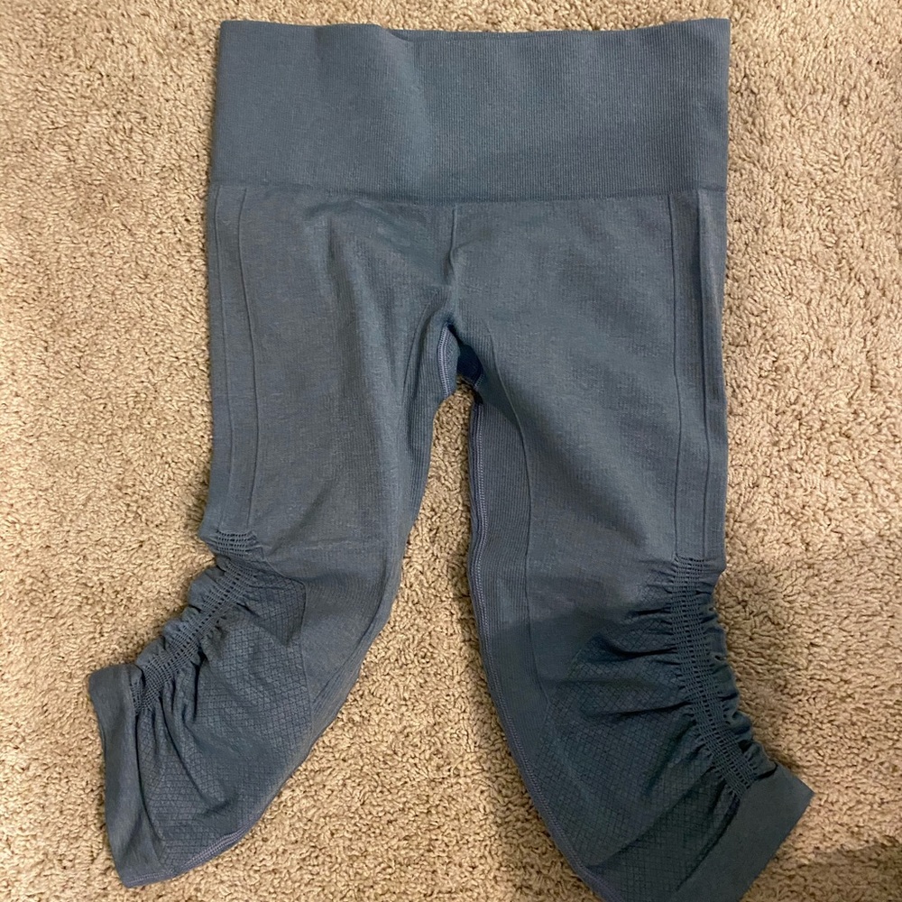 light blue cropped lululemon legging